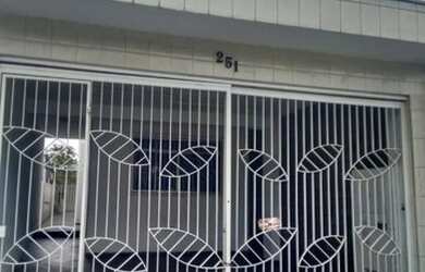 Imagem: A casa possui 4 Dormitórios, 3 Banheiros, 2 Vagas na garagem