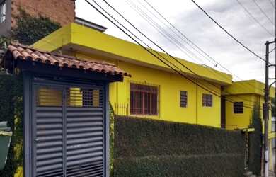 Imagem: A casa possui 3 Dormitórios, 3 Banheiros, 4 Vagas na garagem