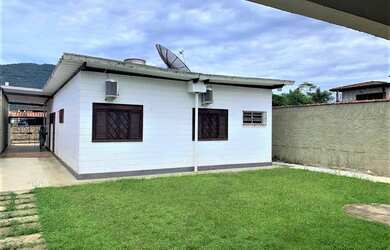 Imagem: A casa possui 5 Dormitórios, 5 Banheiros, 4 Vagas na garagem