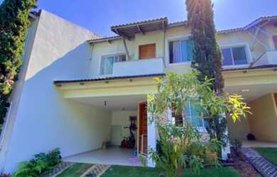 Imagem: A casa em condomínio e possui 3 Dormitórios, Suítes, 2 Banheiros