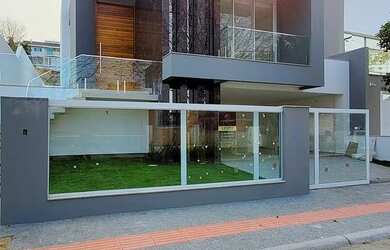 Imagem: A casa possui 3 Dormitórios, 3 Banheiros, 2 Vagas na garagem