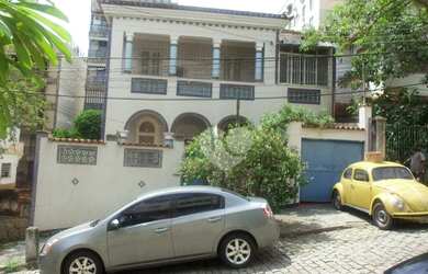 Imagem: A casa possui 5 Dormitórios, 3 Banheiros, 4 Vagas na garagem