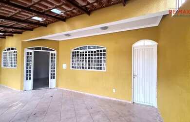 Imagem: A casa possui 3 Dormitórios, 2 Banheiros, 2 Vagas na garagem