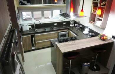 Imagem: A casa possui 4 Dormitórios, 5 Banheiros, 2 Vagas na garagem