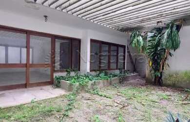 Imagem: A casa possui 4 Dormitórios, 1 Banheiro, 4 Vagas na garagem