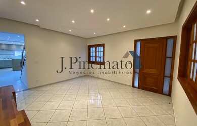 Imagem: A casa possui 3 Dormitórios, 4 Banheiros, 2 Vagas na garagem