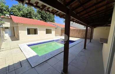 Imagem: A casa possui 4 Dormitórios, 2 Banheiros, 4 Vagas na garagem