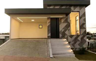 Imagem: A casa possui 4 Dormitórios, 1 Banheiro, 4 Vagas na garagem