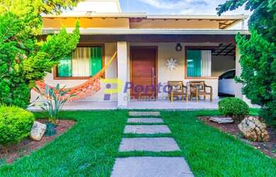 Imagem: A casa possui 3 Dormitórios, 3 Banheiros, 4 Vagas na garagem