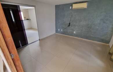 Imagem: A casa possui 3 Dormitórios, 1 Banheiro, 2 Vagas na garagem