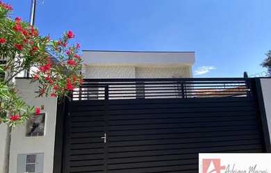 Imagem: A casa possui 3 Dormitórios, 2 Banheiros, 2 Vagas na garagem