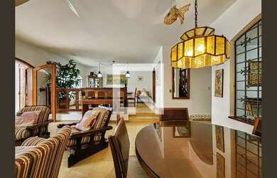 Imagem: A casa possui 4 Dormitórios, 5 Banheiros, 2 Vagas na garagem