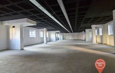 Imagem: O depósito possui 5 Vagas na garagem, 244m² de Área e está