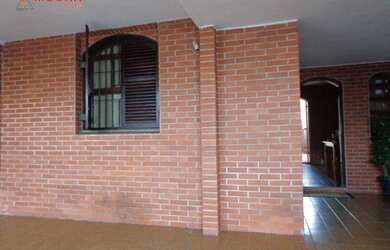 Imagem: A casa possui 2 Dormitórios, 2 Banheiros, 2 Vagas na garagem