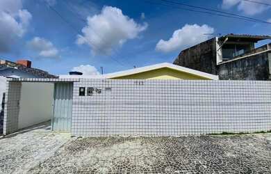 Imagem: A casa possui 3 Dormitórios, 1 Banheiro, 3 Vagas na garagem