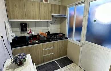 Imagem: A casa possui 2 Dormitórios, 1 Banheiro, 2 Vagas na garagem