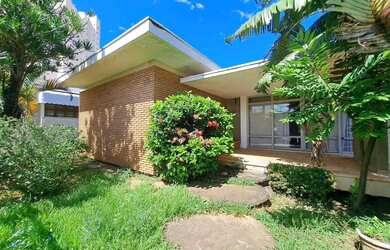 Imagem: A casa possui 4 Dormitórios, 5 Banheiros, 2 Vagas na garagem