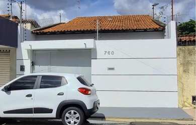 Imagem: A casa possui 3 Dormitórios, 2 Banheiros, 2 Vagas na garagem