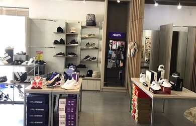 Imagem: O depósito possui 3 Vagas na garagem, 350m² de Área e está