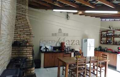 Imagem: A casa possui 3 Dormitórios, 2 Banheiros, 2 Vagas na garagem