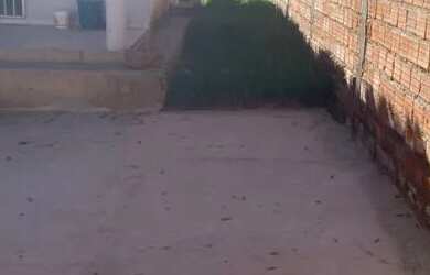 Imagem: A casa possui 2 Dormitórios, 1 Banheiro, 2 Vagas na garagem