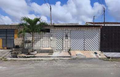 Imagem: A casa possui 3 Dormitórios, 1 Banheiro, 1 Vaga na garagem