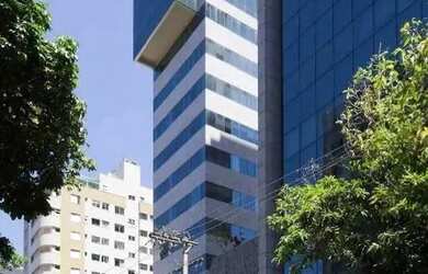 Imagem: O depósito possui 4 Vagas na garagem e 174m² de Área e está