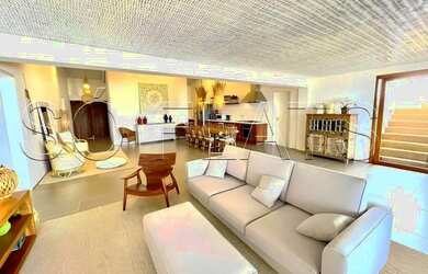 Imagem: A casa possui 5 Dormitórios, 5 Banheiros, 350m² de Área e