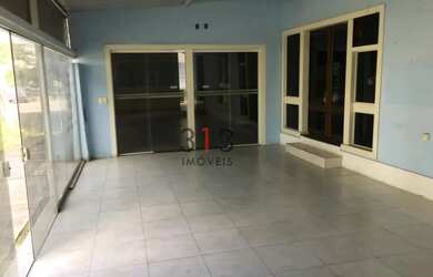 Imagem 5: Ampla casa de rua linear composta de sala com varios divisorias sotao...