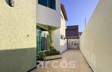 Imagem: A casa possui 4 Dormitórios, 4 Banheiros, 5 Vagas na garagem