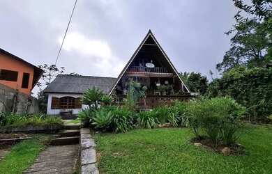 Imagem: A casa possui 3 Dormitórios, 4 Banheiros, 2 Vagas na garagem