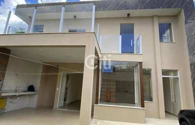 Imagem: A casa possui 3 Dormitórios, 1 Banheiro, 2 Vagas na garagem