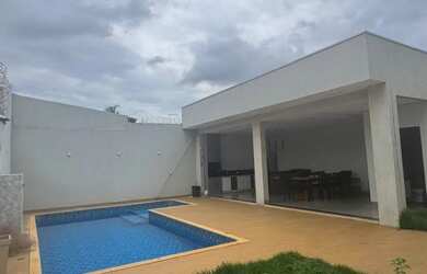 Imagem: A casa possui 3 Dormitórios, 3 Banheiros, 3 Vagas na garagem