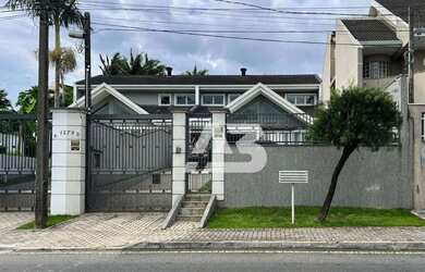 Imagem: A casa possui 3 Dormitórios, 5 Banheiros, 5 Vagas na garagem