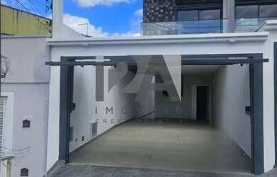 Imagem: A casa possui 3 Dormitórios, 3 Banheiros, 4 Vagas na garagem