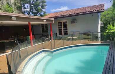 Imagem: A casa possui 4 Dormitórios, 3 Banheiros, 2 Vagas na garagem