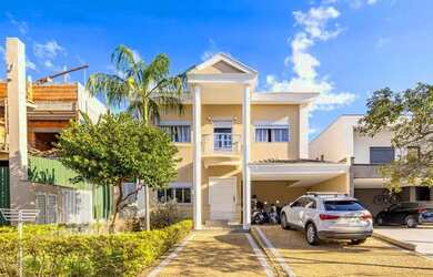 Imagem: A casa em condomínio possui 4 Dormitórios, 4 Banheiros, 2