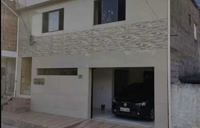 Imagem: A casa possui 3 Dormitórios, 2 Banheiros, 1 Vaga na garagem