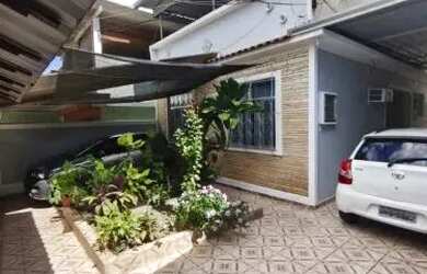 Imagem: A casa possui 3 Dormitórios, 2 Banheiros, 1 Vaga na garagem