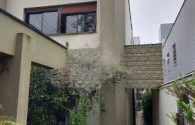 Imagem: A casa possui 3 Dormitórios, 2 Banheiros, 5 Vagas na garagem