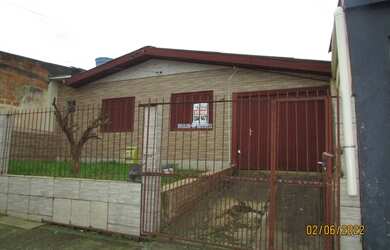 Imagem: A casa possui 3 Dormitórios, 2 Banheiros, 4 Vagas na garagem