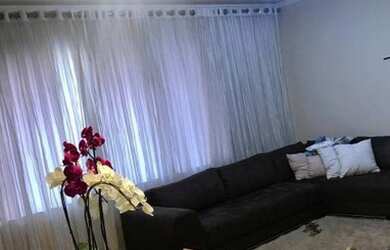 Imagem: A casa possui 3 Dormitórios, 5 Banheiros, 4 Vagas na garagem