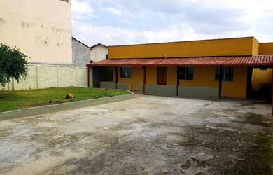 Imagem: A casa possui 3 Dormitórios, 2 Banheiros, 5 Vagas na garagem