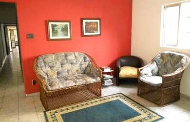 Imagem: A casa possui 2 Dormitórios, 2 Banheiros, 2 Vagas na garagem