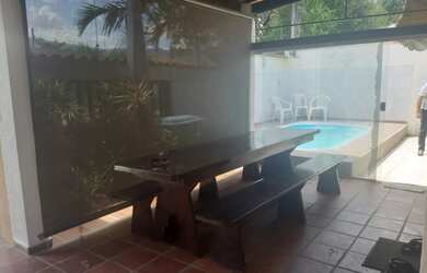 Imagem: A casa possui 4 Dormitórios, 1 Banheiro, 3 Vagas na garagem