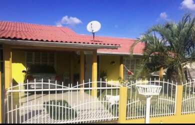 Imagem: A casa possui 3 Dormitórios, 2 Banheiros, 1 Vaga na garagem