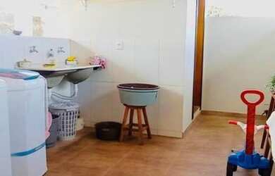 Imagem: A casa possui 4 Dormitórios, 2 Banheiros e 3 Vagas na garagem