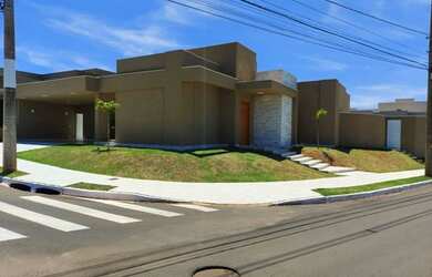 Imagem: A casa em condomínio possui 4 Dormitórios, 5 Banheiros, 4