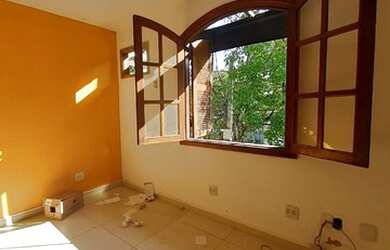 Imagem: A casa possui 4 Dormitórios, 4 Banheiros, 2 Vagas na garagem