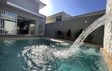 Imagem: A casa em condomínio possui 3 Dormitórios, 5 Banheiros, 2